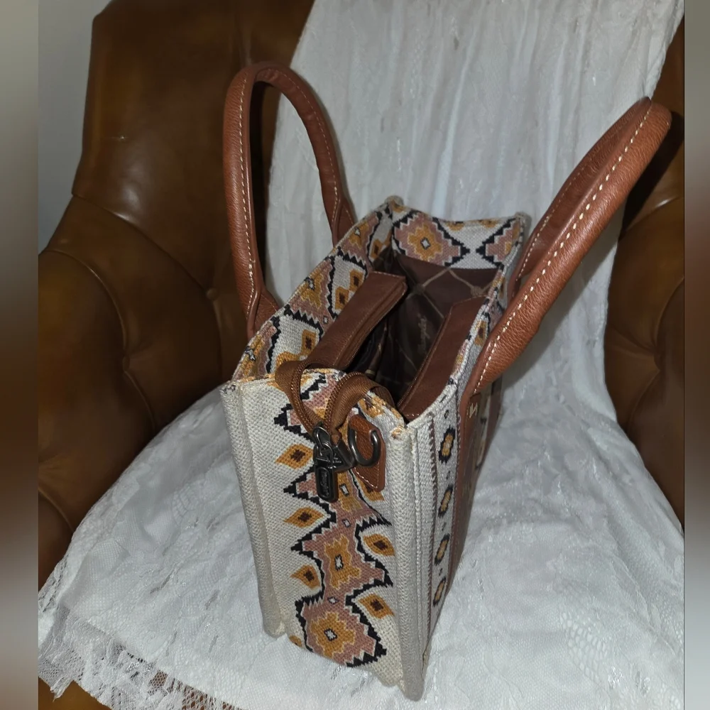 Wrangler Women's Tan and Brown Patterned Bag - Picture 3 of 3
